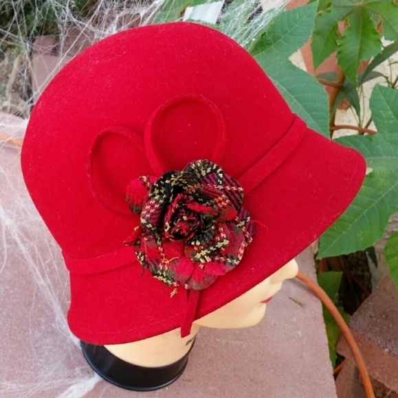 The Perfect Winter Hat‎ for the holidays - Picture 1 of 2